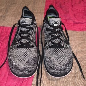 Nike FlyKnit Tennis Shoes size 8